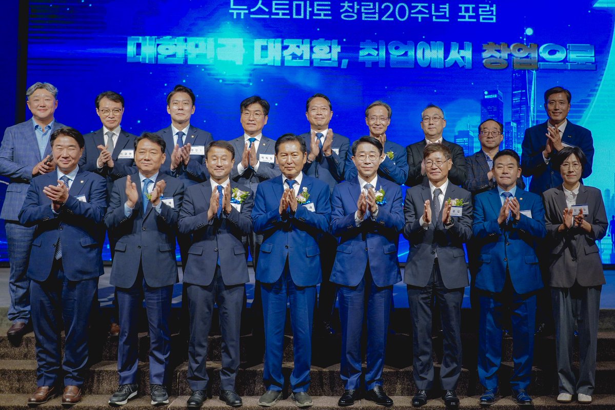 mr_yeskj's tweet photo. [새로운 자본주의와 창업국가로 가는 길]

페이스북 전문보기🔽
https://t.co/SydkwofRZu

강연 영상보기🔽
https://t.co/jOSpPpeT2X

#이광재 #뉴스토마토 #ai #창업국가 #하남갑 https://t.co/qcutDowCqV