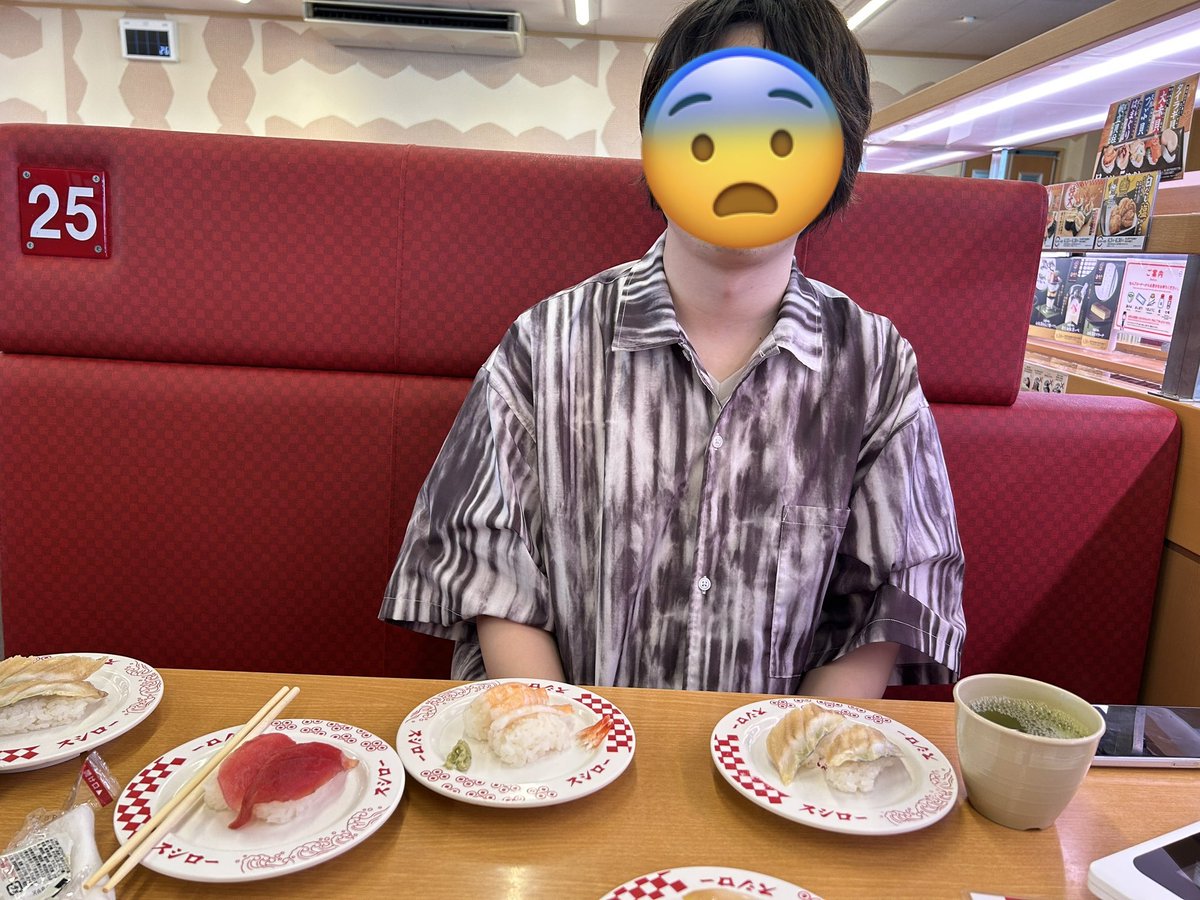 NotReetlol's tweet photo. 昼メシを食らうプロゲーマーC氏 https://t.co/6FNCF1pf9V