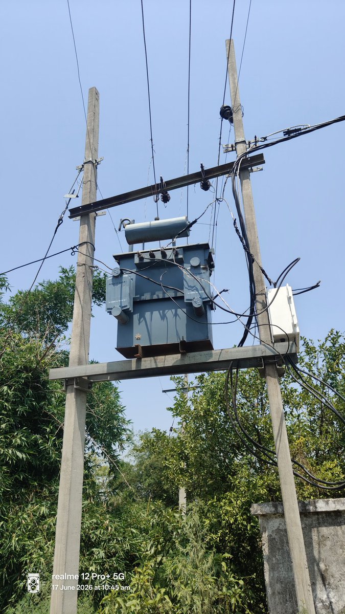 VikashKcc's tweet photo. @aksharmaBharat @PuVVNLHQ @PMOIndia @CMOfficeUP @UPGovt @mygovindia @BJP4India @BJP4UP @MVVNLHQ @dvvnlhq @RSSorg @AKSharmaOffice पिछले 3 माह से यह लाइन आये दिन खराब हो जा रही है जिससे लगभग आधा गांव में विद्युत सप्लाई बाधित हो जाती है, बार बार लाइन-मैन द्वारा सुधार करने के बाद भी अगले 2-4 घंटों में पुनः वायर जल जाती है संज्ञान लें एवं उचित सुधार कराएं https://t.co/6Op3rOokFw