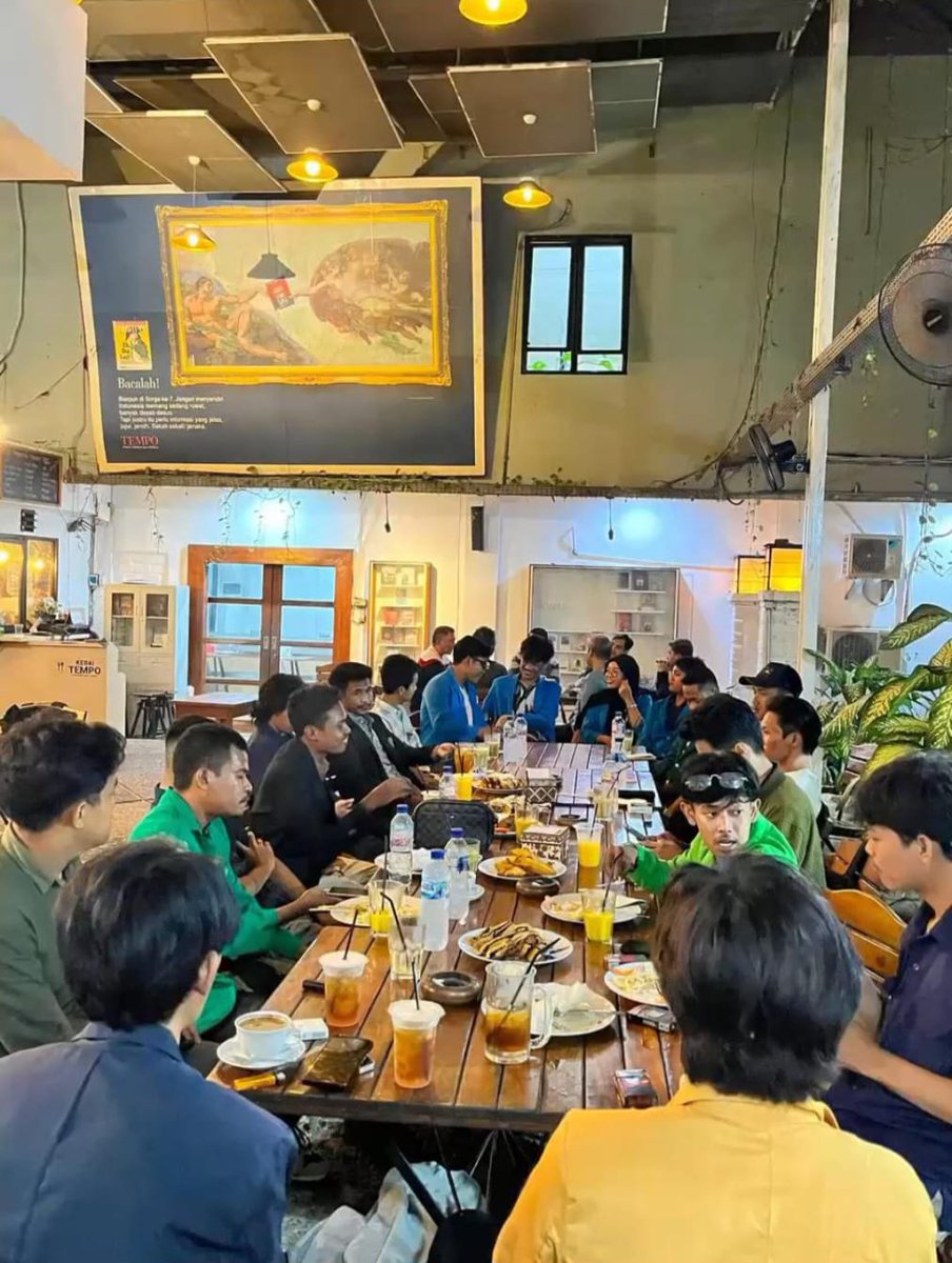 GunRomli's tweet photo. Lumayan makan-makan habis konferensi pers "BEM Bersatu" di Kedai Tempo Utan Kayu https://t.co/r70MCm0a4P