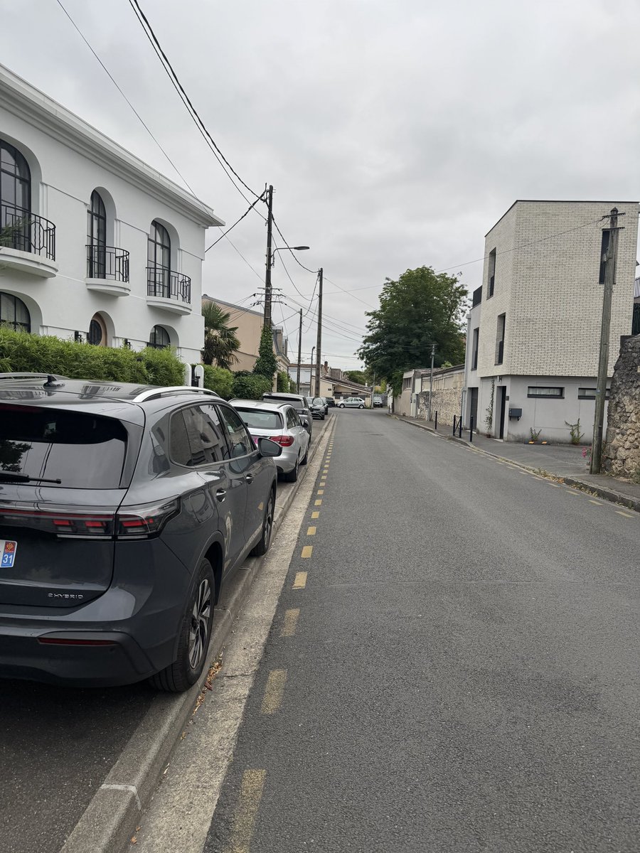 Creuselazur's tweet photo. @BxMetro le laxisme se poursuit malgré le changement de maire:la police passe tranquillement devant des trottoirs envahis de bagnoles près de l’école sans verbaliser. @T_Cazenave @gcum_fr @SO_Bordeaux #Bordeaux https://t.co/olK13tVscH
