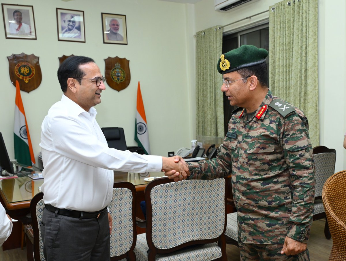 easterncomd's tweet photo. Enhancing synergy for strategic mobility and #OperationalPreparedness in the #EasternSector.

Lt Gen Mohit Wadhwa, #GOC 101 Area, under the aegis of #EasternCommand, visited Northeast Frontier Railway (#NFR) Headquarters, #Guwahati and met the General Manager #NFR, Shri Chetan Kumar Shrivastava.

The interaction focused on optimising railway infrastructure and assets to strengthen #OperationalReadiness and foster future collaboration.

#EasternSector में रणनीतिक गतिशीलता और #OperationalPreparedness को और सुदृढ़ बनाने की दिशा में एक महत्वपूर्ण पहल।

#पूर्वी_कमान के तत्वावधान में लेफ्टिनेंट जनरल मोहित वाधवा, जीओसी 101 एरिया ने उत्तर-पूर्व सीमांत रेलवे (NFR) मुख्यालय, गुवाहाटी का दौरा किया और एनएफआर के महाप्रबंधक श्री चेतन कुमार श्रीवास्तव से मुलाकात की।

बैठक में रेलवे संसाधनों के प्रभावी उपयोग के जरिए परिचालन तैयारियों को और बेहतर बनाने तथा भविष्य में सहयोग बढ़ाने पर चर्चा की गई।

#भारतीय_सेना
#पूर्वी_कमान
#IndianArmy 
#EasternCommand 
#NorthEastIndia
#NortheastFrontierRailway

@adgpi
@SpokespersonMoD
@HQ_IDS_India
@indiannavy
@IAF_MCC
@official_dgar
@ProDefKolkata
@IndiaCoastGuard
@HQ_DG_NCC
@EAC_IAF
@IN_EasternFleet
@IN_HQENC
@RailNf
@EasternRailway
@RailMinIndia

Facebook - https://t.co/NlOTUi0uPt
Instagram - https://t.co/nEFqrPLjx8
