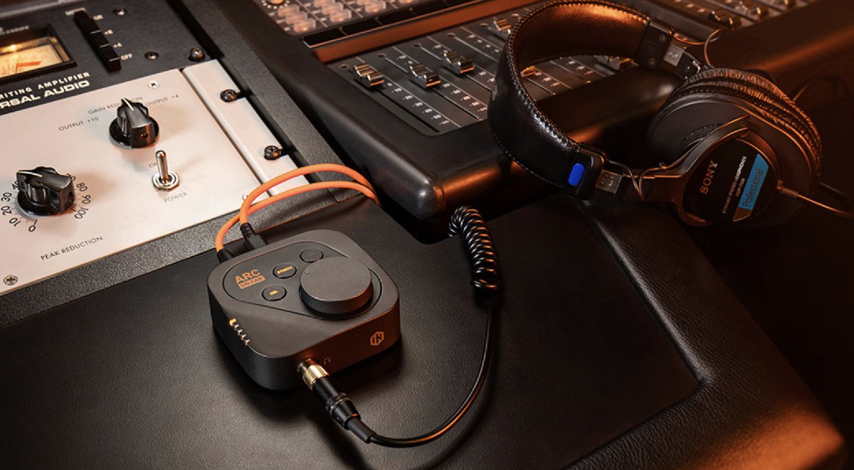 snrec_jp's tweet photo. 🚨 そのIEM、ミックスに使える？　

IK Multimedia「ARC ON•EAR」Ver. 1.5が、ついにIEM（インイヤー・モニター）のキャリブレーションに対応！

Apple EarPodsを含む50機種が新規追加されました。
なぜIEMが補正対象として優れているのか。

IK Multimedia 曰く——

「外耳（耳介）の影響を受けず、密閉構造により装着位置によるばらつきも生じにくいため、より安定した補正と再現性の高いリスニング環境が得られる」とのこと

アップデート要点👇

✅オーバーイヤーに加えIEMの周波数特性＆位相補正に対応

✅32-bit ESS SABRE®コンバーター＋超低歪みパワー・アンプ搭載

✅ DAコンバート後のアナログ・ボリューム制御で全音量域の品質を確保

✅ 補正プロファイル＋カスタム・トーン・カーブを最大5つ本体保存

✅全正規登録ユーザーへ無料提供

手持ちのIEMで“ミックスのリファレンス”は作れるか。
実際に試した方の感触、ぜひ聞かせてください。

記事はリプライ欄より👇　#DTM初心者 #ミックス  @ikmultimedia_jp  @HookUp_Official