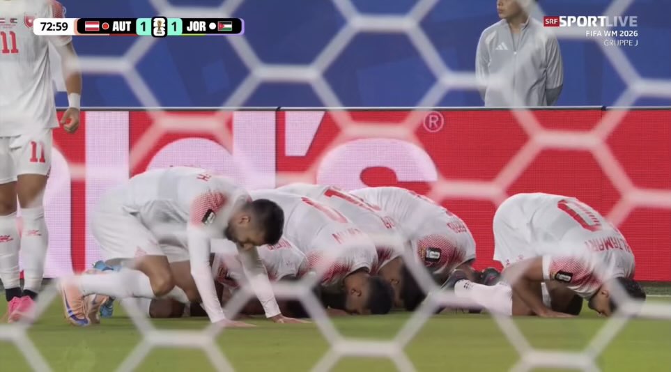 queru_lant's tweet photo. Die jordanischen Spieler beten nach ihrem Ausgleich gegen Österreich zu Allah.

Was soll das? https://t.co/ttp0kNY0PS