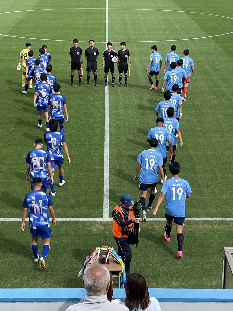 bmtps_k's tweet photo. インターハイ予選神奈川決勝。
桐光学園はワールドカップを戦う先輩、小川航基のシャツで入場！ https://t.co/4Lj2StEwGy