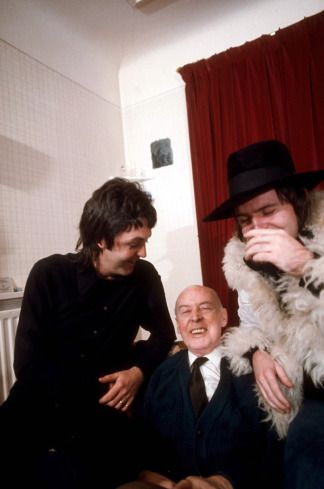 SgtPepper1710's tweet photo. #PaulMcCartney with his father Jim and his brother Mike circa 1974 https://t.co/OyaTx4uPF9