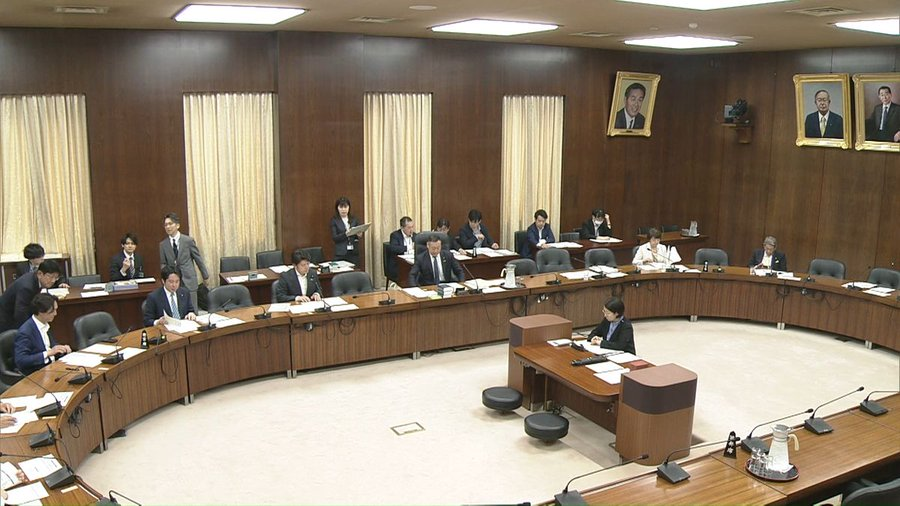 yosikisi's tweet photo. 少数意見、少数政党を排除する独裁の悪法をやめさせましょう。国会議員の数は諸外国に比べて少ない方です。身を切るというのなら、衆議院４５人分の歳費を政党交付金から削減すればよいのです。それは維新も、自民も嫌なのです。実に身勝手でずる賢く薄汚いやり口です。https://t.co/fY5yfMT5E7 https://t.co/UFh2Nabkun
