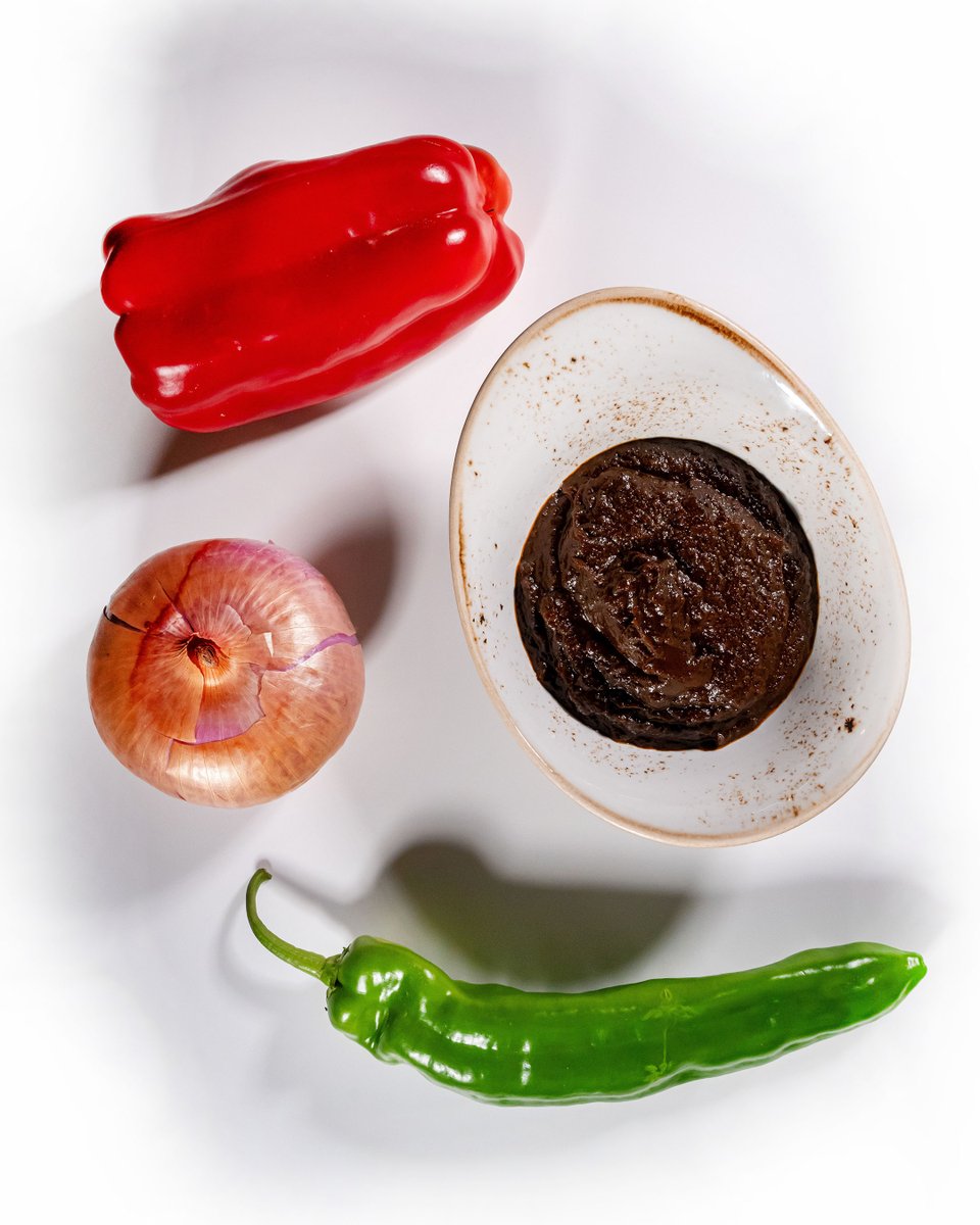 CASATOC1's tweet photo. Tres salses. Una cuina més àgil i el mateix nivell d'exigència 🙌

Sofregit empordanès, romesco i pil-pil de 5a gamma, elaborats per donar resposta al ritme real de la restauració. https://t.co/dRHIFKHtaF