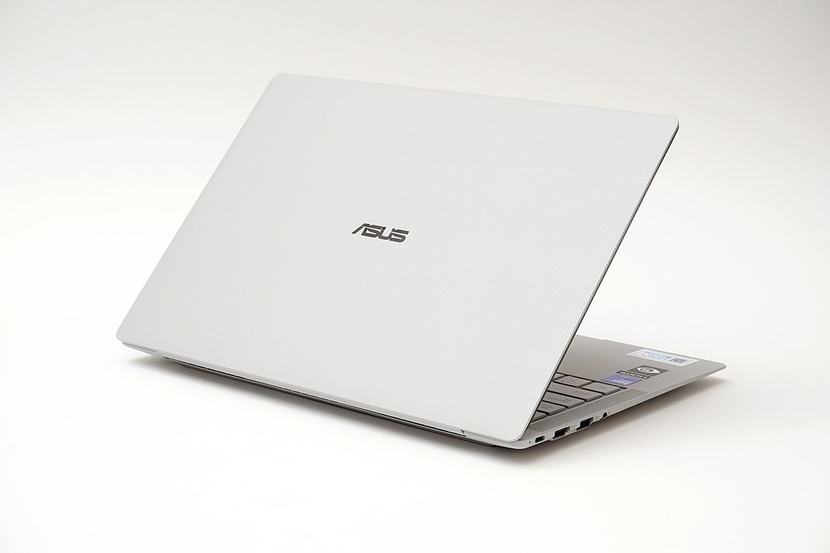 pc_watch's tweet photo. 【Hothotレビュー】1.1kgで2層OLED搭載、ゲームも爆速。14型「ASUS ExpertBook Ultra」 https://t.co/aZlbyXQzAh #ASUS #ExpertBook https://t.co/ae2SuOPxl5