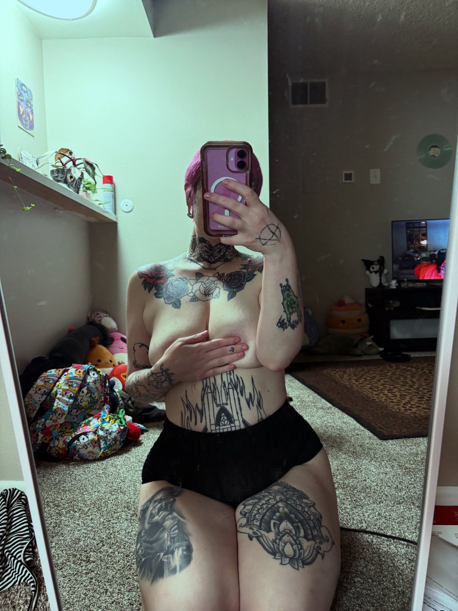 whimsydeath's tweet photo. Gotta remain hot during life’s distress #gofundme https://t.co/RVUdjFLVDS