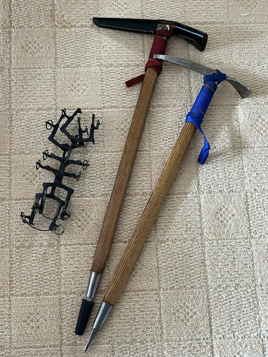 o2pine's tweet photo. 断捨離中。若い頃、札幌秀岳荘で購入した門田のピッケルと谷のアイゼン、勿体無いけど今時にあらず。この他、秀岳荘の山スキーや登山靴もあるが、こういった時代遅れの装備品は廃棄一択でいいのかな。

https://t.co/068uXzwVPP https://t.co/yuDzMtjQx7