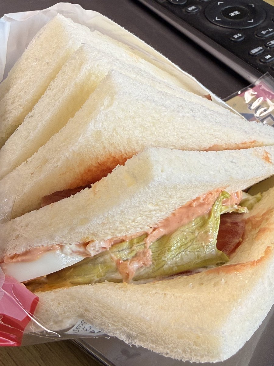 mimo_peechang's tweet photo. またもやローソンのBLTです。51%増量！うおー！となりましたが、小さく「ベーコンだけ」相変わらず具材もやらかしてますね。 https://t.co/SRT73rMj5s
