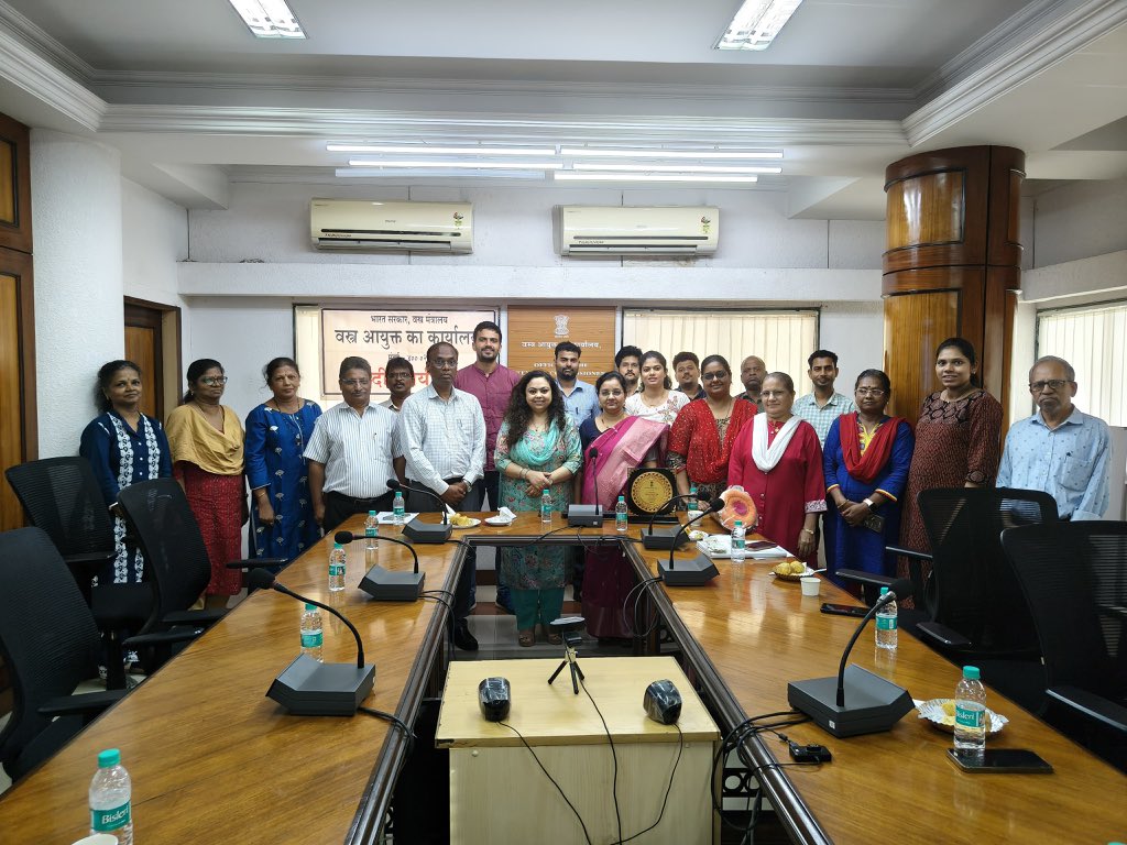txcindia's tweet photo. वस्त्र आयुक्त कार्यालय में हिन्दी कार्यशालाओं में अक्सर ऐसे विषयों को छूने का प्रयास किया जाता है , जो कि अंग्रेजी भाषा की ही धरोहर माने जाते हैं अर्थात इन विषयों के बारे में अक्सर हिन्दी भाषा में जानकारी या साहित्य उपलब्ध नहीं होता है । । अप्रैल-जून,  2026 तिमाही की  दिनांक 16.06.2026 को सम्पन्न हुई । यह  कार्यशाला में सायबर सिक्युरिटी पर हिन्दी में जागरुकता निर्माण करने के उद्देश्य से आयोजित की गयी  इस कार्यशाला में  ‘ऑनलाइन रहें स्मार्ट, साइबर सुरक्षा रखें साथ’विषय पर  अहान फाउंडेशन के “रिस्पॉन्सिबल नेटिज़्म” प्रोजेक्ट के शिल्पा चंदोलीकर Responsible Netism की ट्रस्टी एवं एग्जीक्यूटिव डायरेक्टर द्वारा “डिजिटल पेरेंटिंग गाइडेंस, ऑनलाइन गेमिंग, फ़िशिंग, OTP फ्रॉड, फ़ेक प्रोफ़ाइल, डेटा प्राइवेसी जैसे विषयों  पर जागरूकता, सोशल मीडिया के इस्तेमाल और डिजिटल एटीकेट में ज़िम्मेदारी, साइबर सिक्योरिटी आदि पर जानकारी दी  गयी । 
यह कार्यशाला राजभाषा अनुभाग के श्री सतीश कुमार सिंह, निदेशक, एवं वैदेही जोशी, सहायक निदेशक (रा.भा.) द्वारा आयोजित की गयी थी ।
 #TextileCommissionerIndia #TextileCommissionerMumbai #HindiWorkshop #CyberSecurityAwareness #DigitalSafety