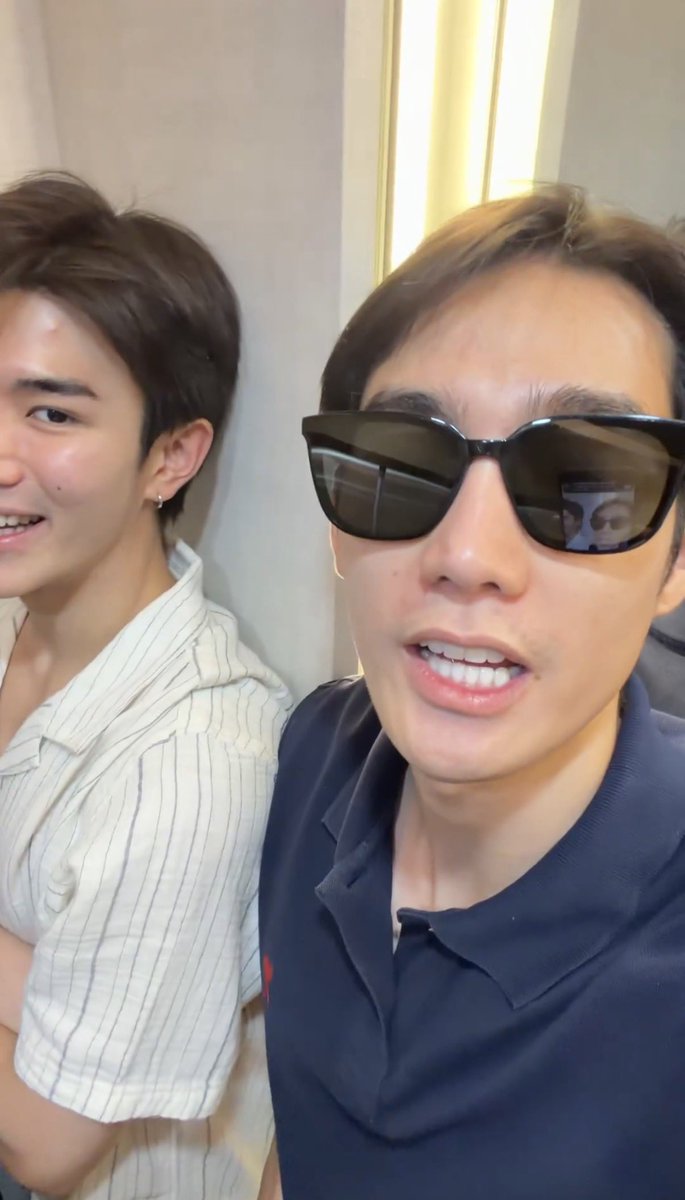 makemeproud17's tweet photo. จากสถานการณ์นี้ฉันว่า เด็กๆ ลงมากินข้าวเจอพี่ฟอส กินข้าวเสร็จปอนด์ชวนพี่ฟอสกับโฟ้ดไปปลุกพุ (ปลุกเองได้ไง ฮีเอ็นดูยัยหนูพุตอนนอนหลับที่สุด หลับในซีนถ่ายซีรีส์จริงจังฮีเขียนแขนอย่างระวังยังไม่ทำให้น้องตื่นเลย)

แล้วก็เหลือแค่พี่ฟอสกับเจ้าโฟ้ดลงลิฟท์มา แปลว่าปอนด์พุพักอยู่ห้องเดียวกัน น่าจะเก็บของเตรียมตัวกลับอยู่ แต่มาดามกลับรถแฟน 55555555555