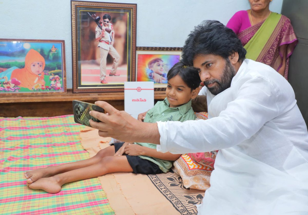 venupro's tweet photo. *అరుదైన వ్యాధితో బాధపడుతున్న అభిమాని నిరంజన్ ను పరామర్శించిన శ్రీ పవన్ కళ్యాణ్ గారు*

•జన్యుపరమైన అనారోగ్యంతో పోరాడుతున్న హనుమకొండకు చెందిన నిరంజన్
•అభిమాని కోరికను గౌరవించి ఇంటికి వెళ్లి పరామర్శించిన ఆంధ్ర ప్రదేశ్ ఉప ముఖ్యమంత్రివర్యులు
•ఆరోగ్య పరిస్థితిపై ఆరా.. తల్లిదండ్రులకు భరోసా..
•వైద్య ఖర్చుల నిమిత్తం రూ. లక్ష ఆర్థిక సాయం
•నిరంజన్ ఆరోగ్యాన్ని కాంక్షిస్తూ శ్రీ వెంకటేశ్వరస్వామి తీర్ధప్రసాదాలు అందజేత
•వరంగల్ భద్రకాళీ అమ్మవారికి ప్రత్యేక పూజలు

ఆంధ్రప్రదేశ్ ఉప ముఖ్యమంత్రివర్యులు, జనసేన పార్టీ అధ్యక్షులు శ్రీ పవన్ కళ్యాణ్ గారు మరోసారి మానవత్వాన్ని చాటుకున్నారు. అరుదైన డి.ఎన్.డి అనే జన్యుపరమైన వ్యాధితో బాధపడుతూ ఎదుగుదల లేని స్థితిలో, మంచానికే పరిమితం అయిన యువ అభిమాని కోరికను మన్నించి స్వయంగా అతని నివాసానికి వెళ్లి పరామర్శించారు. ఆర్థిక భరోసాతోపాటు భగవంతుని తీర్థప్రసాదాలు అందజేశారు. తెలంగాణ రాష్ట్రం హనుమకొండ పట్టణంలోని హనుమాన్ నగర్ కి చెందిన 17 ఏళ్ల నిరంజన్ అరుదైన వ్యాధితో పోరాడుతున్నాడు. తన చివరి కోరికగా శ్రీ పవన్ కళ్యాణ్ గారిని కలవాలని అభిలషించారు. తెలంగాణ జనసేన నాయకుల ద్వారా విషయం తెలుసుకున్న ఉప ముఖ్యమంత్రివర్యులు బుధవారం స్వయంగా నిరంజన్ ఇంటికి వెళ్లారు. అతన్ని దగ్గరకు తీసుకుని పరామర్శించారు. తల్లిదండ్రులు శ్రీ పొనుగోటి రాంగోపాల్, శ్రీమతి మానసతో మాట్లాడి నిరంజన్ ఆరోగ్య పరిస్థితిని అడిగి తెలుసుకున్నారు. వైద్యం ఎక్కడ చేయిస్తున్నారు? అతన్ని కాపాడుకోవడానికి ఏం చేయొచ్చు అన్న విషయాలపై ఆరా తీశారు. ధైర్యంగా ఉండాలని భగవంతుడి ఆశీస్సులు బాబుకి ఉంటాయని చెప్పి కుటుంబ సభ్యులకు మనో ధైర్యం నింపారు. శ్రీ వెంకటేశ్వరస్వామి వారి తీర్థ ప్రసాదాలు అందించి భగవంతుని ఆశీస్సులు ఉండాలని ఆకాంక్షించారు. వైద్య ఖర్చుల నిమిత్తం రూ. లక్ష ఆర్ధిక సాయం అందజేశారు. నిరంజన్ ఆరోగ్యం కోసం వరంగల్ విఖ్యాత భద్రకాళి అమ్మవారి ఆలయంలో ప్రత్యేకంగా పూజలు చేయిస్తానని తెలిపారు.
•చలించిపోయిన శ్రీ పవన్ కళ్యాణ్ గారు 
నిరంజన్ ను చూసేందుకు వచ్చిన శ్రీ పవన్ కళ్యాణ్ గారు ఆతనితో చాలా సమయం గడిపారు. ఇంట్లోకి వచ్చిన శ్రీ పవన్ కళ్యాణ్ గారు లేవలేని స్థితిలో ఉన్న అభిమానిని చూసి చలించిపోయారు. అతని మంచంపై కూర్చుని ఆత్మీయంగా హత్తుకున్నారు. నుదిటిపై ముద్దు పెట్టి ఆప్యాయంగా పలకరించారు. ‘చిన్ననాటి నుంచి మీరంటే అభిమానం’ అని నిరంజన్ చెప్పిన మాటలు విని కదలిపోయారు. తిరుమల శ్రీ వెంకటేశ్వరస్వామి ఆలయం నుంచి తెప్పించిన వస్త్రాన్ని అతనికి కప్పి, కళ్యాణం అక్షతలు ఇచ్చి ఆశీర్వదించారు. భద్రకాళి అమ్మవారి వెండి ప్రతిమకు ఆలయంలో పూజ చేయించి కుటుంబ సభ్యులకు అందజేస్తానని తెలిపారు. 
నిరంజన్ ఆరోగ్యంగా ఉన్న సమయంలో శ్రీ పవన్ కళ్యాణ్ గారిని అనుకరిస్తూ చేసిన డాన్సుల తాలూకు వీడియోలు, ఫొటోలను  తిలకించారు. అంతా తనని చోటా గబ్బర్ సింగ్ అని పిలుస్తారని నిరంజన్ చెప్పాడు.
*కుటుంబ జీవనోపాధికి క్యాంటీన్* 
ఈ సందర్భంగా నిరంజన్ ఓ కుక్క పిల్ల బొమ్మ చూపి పెంచుకోవాలని ఉందని చెప్పగా, కొని పంపుతానని హామీ ఇచ్చారు. కుక్కను పెంచుకోవడానికి ఇంటి ఓనర్స్ అనుమతి కావాలని నిరంజన్ తండ్రి చెప్పగా, స్వయంగా ఆ ఇంటి ఓనర్స్ ని పిలిపించి మాట్లాడారు. నిరంజన్ తల్లిదండ్రులు వృత్తి వివరాలు అడిగి తెలుసుకున్నారు. గతంలో కాకతీయ ఆసుపత్రి క్యాంటిన్లో పని చేసేవారమని చెప్పగా, వారి జీవనోపాధి మెరుగుపర్చేందుకు క్యాంటిన్ పెట్టించాలని జనసేన తెలంగాణ రాష్ట్ర నాయకులకి దిశానిర్దేశం చేశారు.
నిరంజన్ పరామర్శ పూర్తయిన వెంటనే శ్రీ పవన్ కళ్యాణ్ గారు నేరుగా వరంగల్ భద్రకాళి అమ్మవారి ఆలయానికి బయలుదేరి వెళ్లారు. శ్రీ పవన్ కళ్యాణ్ గారితోపాటు జనసేన పార్టీ తెలంగాణ ఇంఛార్జ్ శ్రీ శంకర్ గౌడ్, పార్టీ ప్రధాన కార్యదర్శి శ్రీ రామ్ తాళ్లూరి, పార్టీ నాయకులు రాధారం రాజలింగం, శ్రీ ఆర్ కె సాగర్ తదితరులు ఉన్నారు.
Shri @PawanKalyan @APDeputyCMO