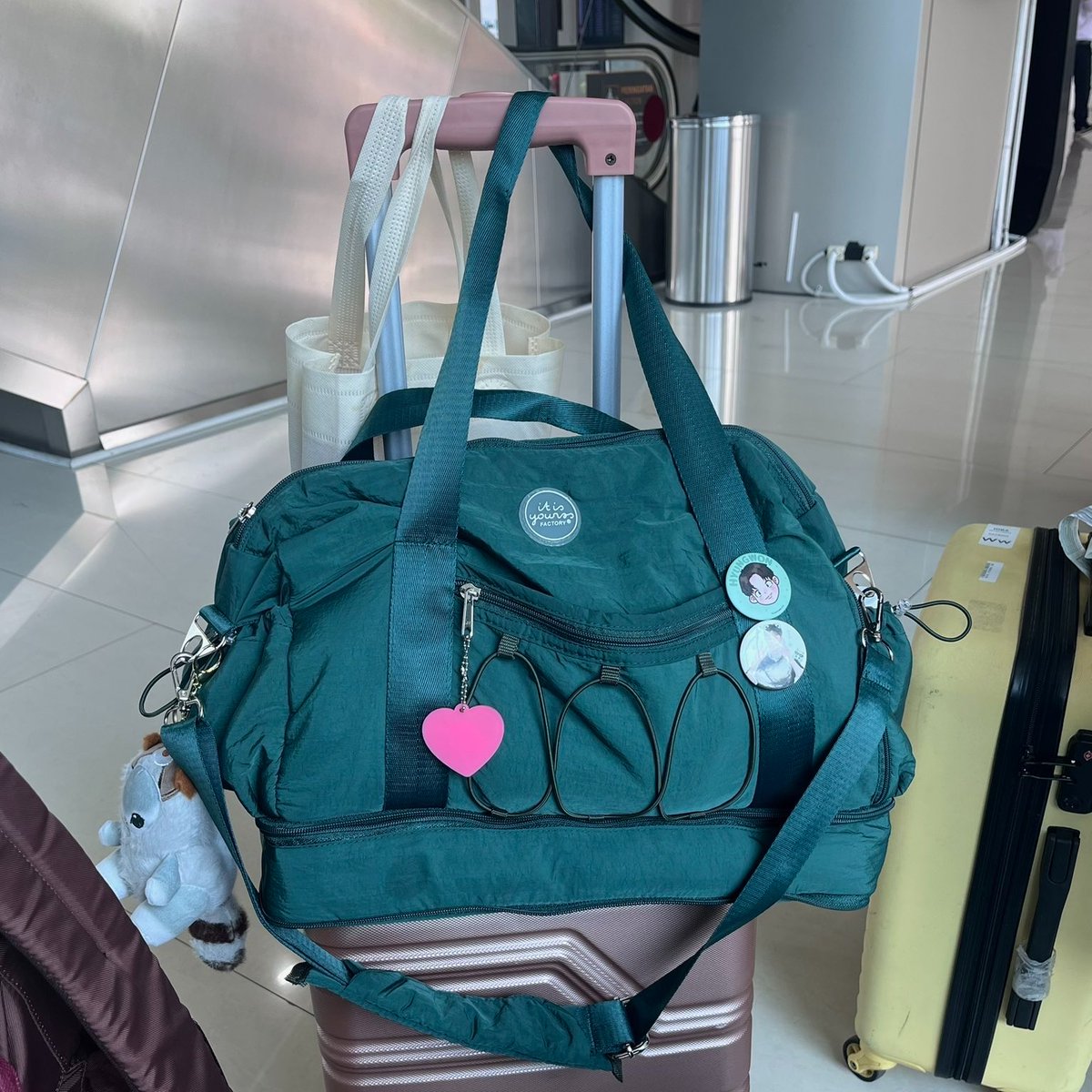 velvetkeik's tweet photo. duffle bag ini masih jadi best buy kuuu 😭✋🏻

lagi sering banget pergi pergian dan ini muatt banyak barang… looksnya juga gak keliatan gede banget https://t.co/T8O8O95yzM