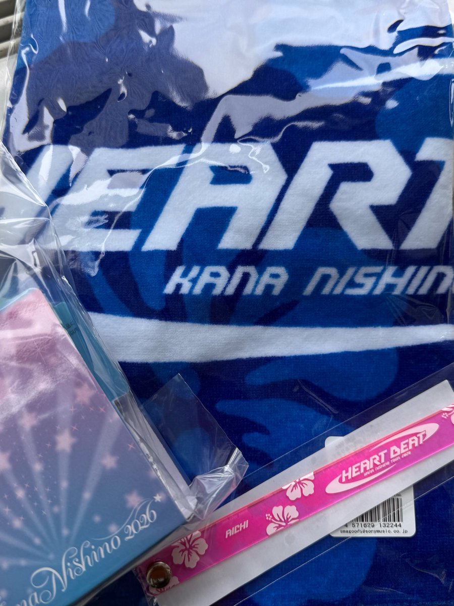 d_g_kanayan's tweet photo. 無事リストバンドも含めゲット✊

#西野カナ
#西野カナ_HEARTBEAT https://t.co/UUBn0LNM4V