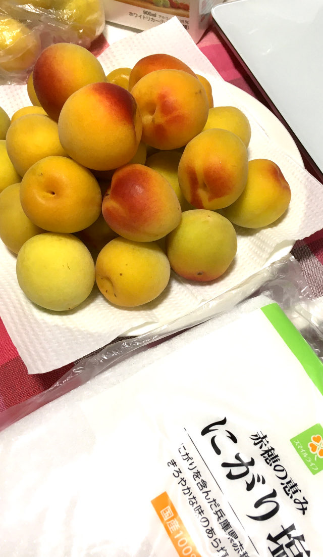 nekocom's tweet photo. 久しぶりの梅干しの手仕事。
今年は和歌山の梅が不作だそうで、大粒の南高梅が高嶺の花でした。

塩分は白ごはん.comに習って18%。

主権者である国民として、
日本国憲法を守るぞ！！
#国民投票法改正案に反対します https://t.co/7IhDJ1hrdT