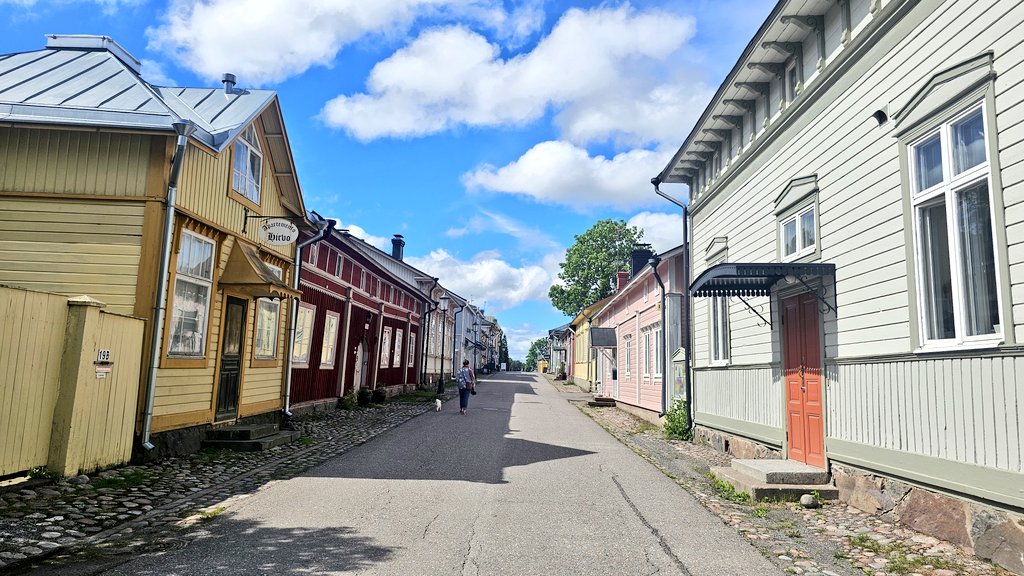 finntour's tweet photo. 【ムーミン旅🇫🇮4日目】
ムーミンワールドを後にして、すぐ近くのナーンタリ旧市街を散策🚶🌞ムーミンワールド直営のカフェではニョロニョロのムンッキも😍🤍 街にあるムーミンの案内標識もかわいい❣️ #旅レポ #フィンランド #ナーンタリ #ムーミン https://t.co/t1kbZXBA09