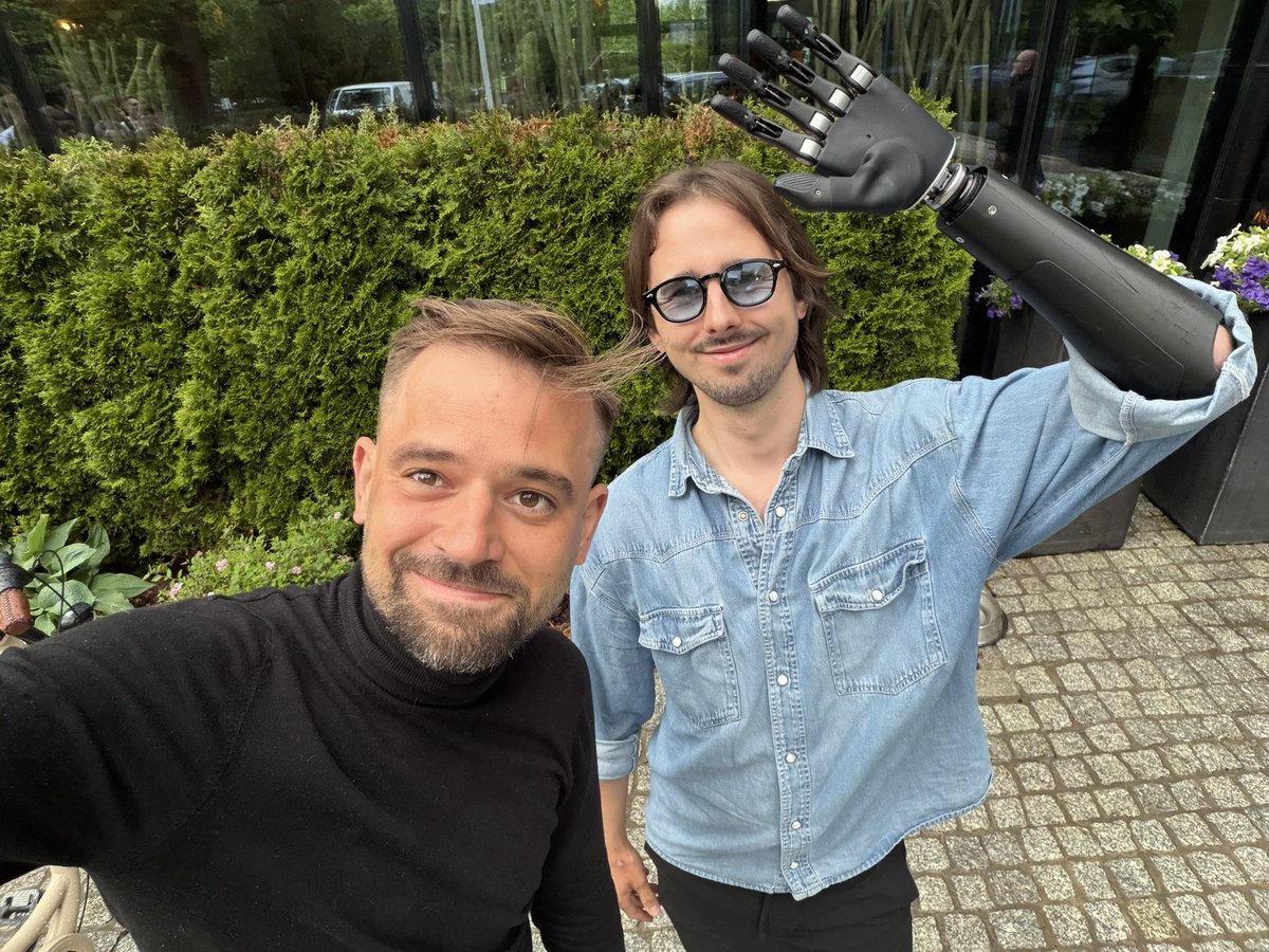 kawecki_maciej's tweet photo. To jest historia, którą powinna usłyszeć cała Polska! Piotr Krukowski nie ma ręki. Stracił ją lata temu. Wraz z zespołem poruszony tym jak wygląda rynek takich protez, jak są drogie, jak niedostępne postanowił to zmienić. Stworzyli protezę ZEUS. I teraz się trzymajcie! Proteza bioniczna produkowana w 100 % Polsce w kilka lat stała się NAJCZĘŚCIEJ sprzedawaną, najlepszą i najtańszą taką protezą w świecie zachodnim. Proteza przechwytuje impulsy, które mózg kieruje do nerwów. Pośrednio jest więc sterowana mózgiem tak, jak żywa ręka. Zeus (w wersji V1) generuje siłę chwytu na poziomie rekordowym aż 152 Niutonów i potrafi utrzymać obciążenie statyczne do 35 kg. Zeus wykorzystuje zaawansowane sensory EMG połączone z uczeniem maszynowym (machine learning). System analizuje biosygnały z mięśni i "uczy się" intencji użytkownika, co pozwala na płynniejsze i bardziej naturalne sterowanie aż 14 predefiniowanymi i 10 w pełni konfigurowalnymi wzorcami chwytów.

Działa obecnie na … 30 rynkach. Rocznie ponad 1000 protez trafia do potrzebujących. Jej cena jest 7,8 razy tańsza od innych na rynku. W Polsce pacjenci mogą uzyskać jej 100 % refundację. Zdobyła 100 mln zł finansowania. Posiada spółki zależne w Stanach Zjednoczonych, Ukrainie i Indiach, natomiast jej główna siedziba oraz rozbudowany dział badawczo-rozwojowy znajdują się w Poznaniu, gdzie odbywa się również cały proces produkcyjny. To tutaj koncentrują się kluczowe prace technologiczne, inżynieryjne i produktowe związane z dalszym rozwojem rozwiązania. Użytkownicy wykonali już ponad 4 miliony chwytów i ponad 580 tysięcy razy przełączyli się pomiędzy różnymi rodzajami chwytu. Pacjenci i protetycy połączyli się z platformą cyfrową Aether 12 452 razy, a łączny czas korzystania z protez przekroczył 103 tysiące godzin.

To jest tak potężne co oni zrobili. Proteza Zeus może być przy tym nawet 7 razy tańsza od innych rozwiązań o podobnych, a w niektórych przypadkach bardziej ograniczonych możliwościach. W Polsce zakup urządzenia w określonych przypadkach może zostać nawet w 100% sfinansowany ze środków PFRON i NFZ. Choć cały czas ścieżka jest skomplikowana i tu apel: musi być prostsza!! 

Przykład Aether Biomedical pokazuje, że zaawansowane rozwiązania protetyczne mogą być rozwijane lokalnie i skutecznie wdrażane globalnie. Projekt parę dni temu pokazałem na organizowanym spotkaniu stypendystów naszego Bison Fellowship. Pokazałem go młodym, zdolnym ludziom by zainspirować ich ze można. Że Polska może stworzyć globalny produkt a do tego w tak pięknym obszarze.