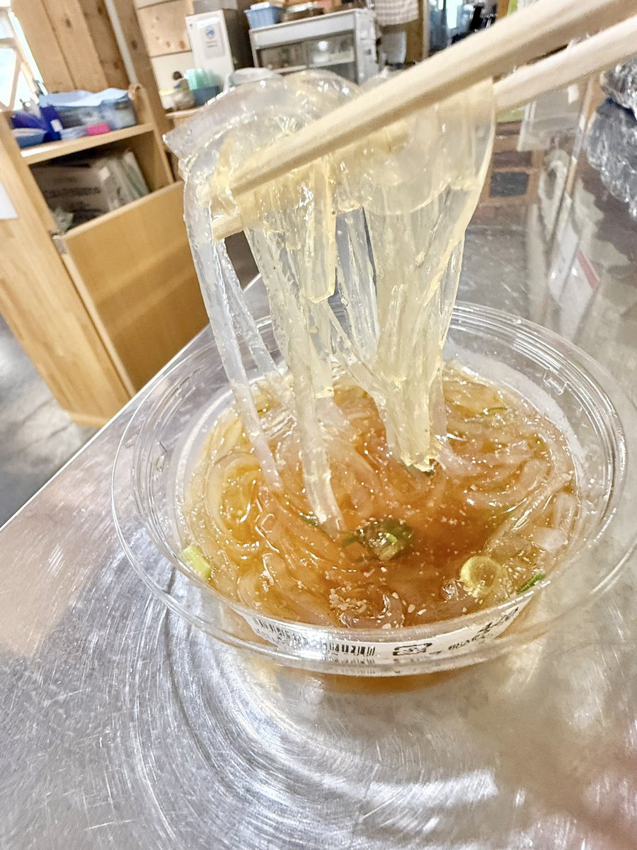 hinataya619's tweet photo. スタッフにもファンが多い❣️
【のび太のところてん】420円
国産天草100％使用。#土佐清水 の特産品である宗田節とあじじゃこの贅沢なダブル出汁。自然の恵みで作られた昔ながらの優しいお味です。
#高知県 #黒潮町 #道の駅ビオスおおがた 

つゆがほんのり甘くて美味しかった〜
ごちそうさまでした🙏✨ https://t.co/lUNdyOCIfA