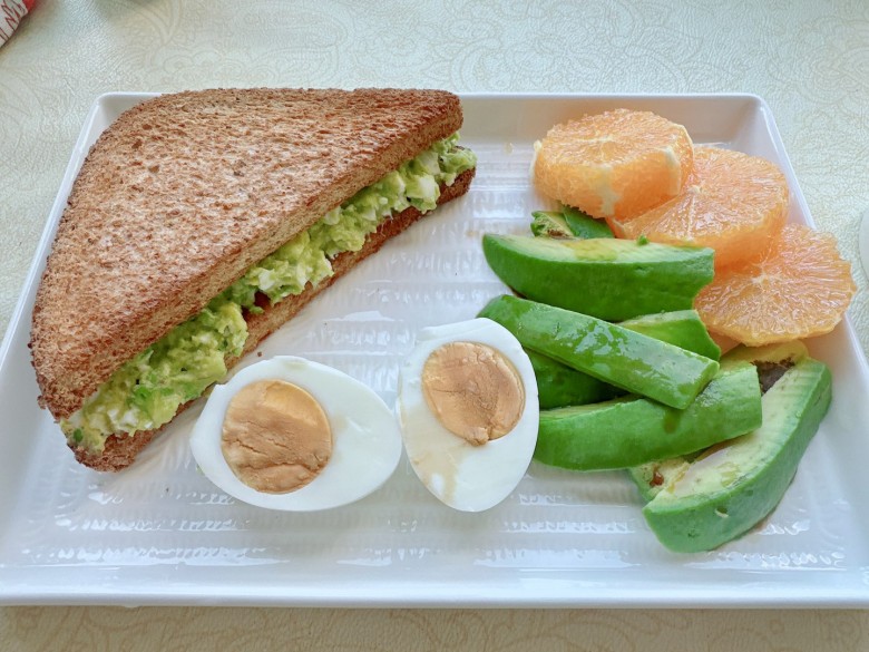 SQUEAKY650's tweet photo. [Quick weekday win: avocado toast with a sprinkle of red pepper flakes + a side of cold matcha. Fueled and ready to tackle the rest of the day! ]， https://t.co/NVbAGcyRkk