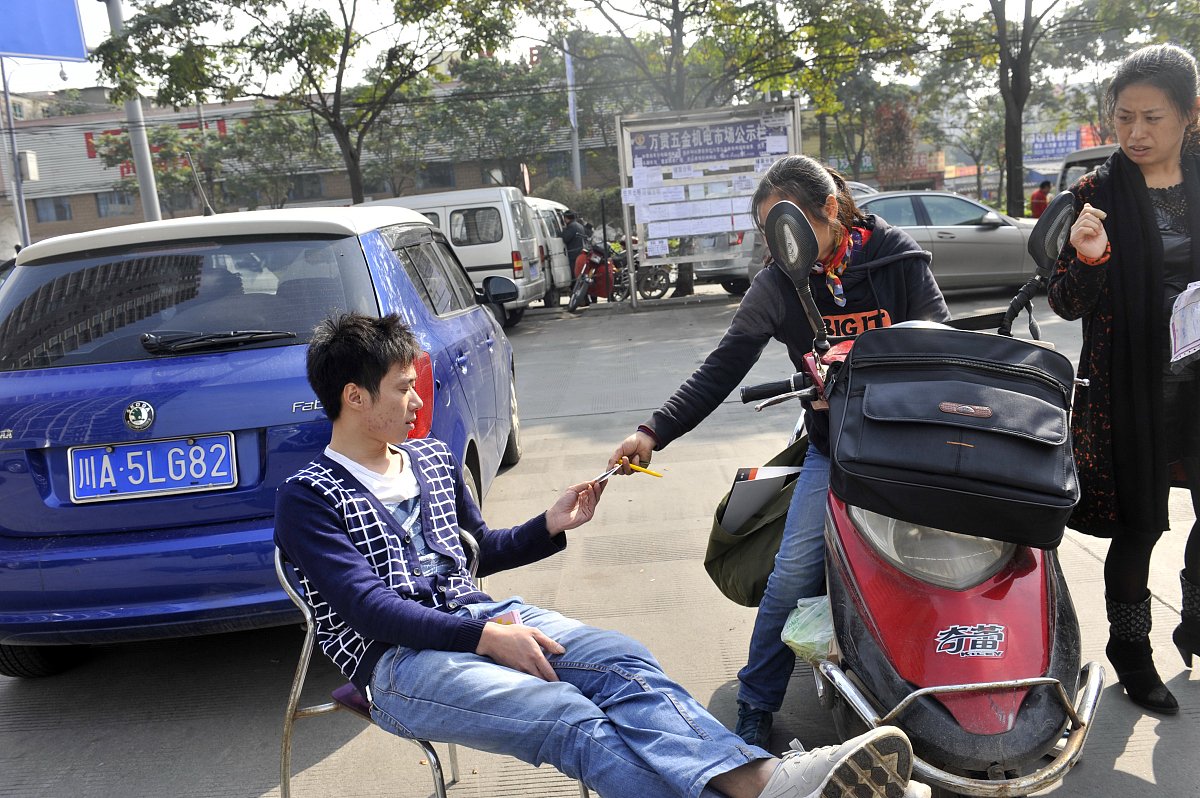 livingdeadslut's tweet photo. Today, a stranger noticed my broken shoelace in the rain and stopped to tie it neatly for me before rushing to their bus. Restored my faith in small, kind moments on a messy day.， https://t.co/ijPAUuK5Xw