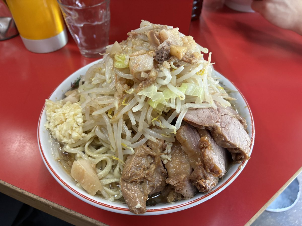 hub_hub_hub_sup's tweet photo. 二郎ラーメンを食べると脂質、糖質、炭水化物、塩分過多になるのでマイナスなイメージを持たれがちですが、食物繊維も豊富に摂れて、何とタンパク質が1食100g以上も摂れちゃう筋トレ食材とも言えるのですって自分に言い聞かせながら食ってる https://t.co/GayI8K8JcM