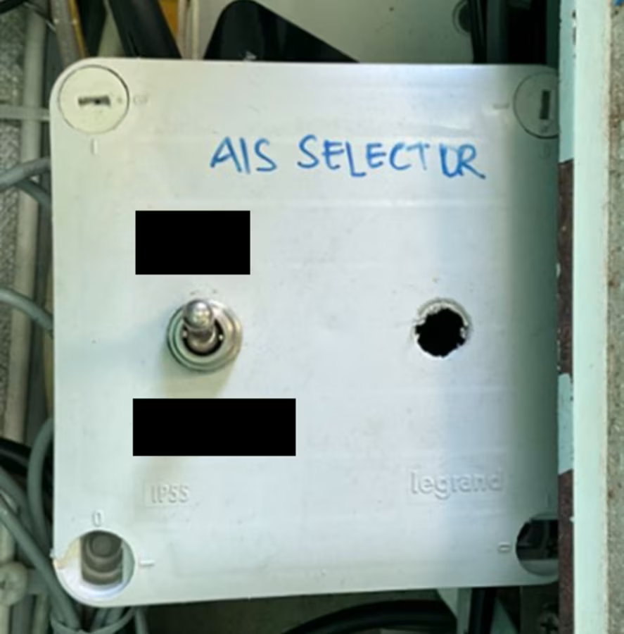 auonsson's tweet photo. Malware-infested computers with unsecured remote control and even pirated navigation software, hooked up to critical safety systems.

Welcome aboard the bridges of shadow tankers inspected by US coast guard.

Img: the ais deceiver switch!

https://t.co/06tinzDklh https://t.co/C41GoaObSu