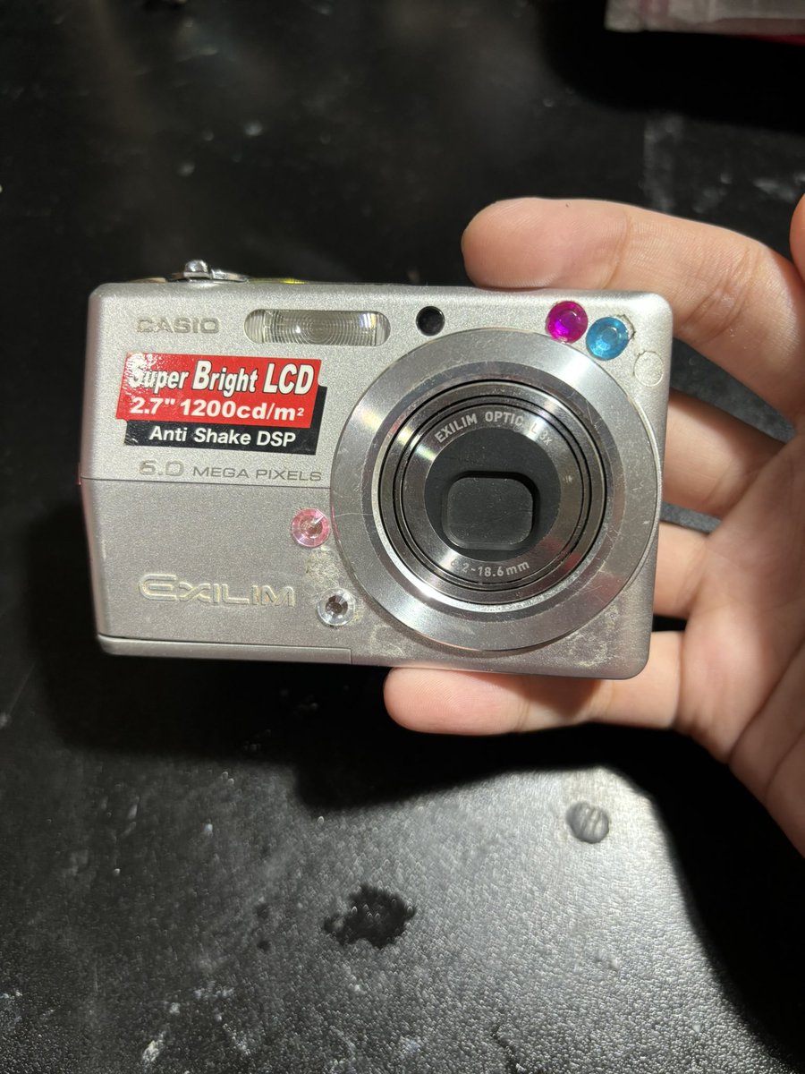 criimsoup's tweet photo. WTS Digicam Casio Exilim EX-Z600

✔️ Normal 
✔️ Flash aman
✔️ Zoom aman
✔️ Tombol lengkap berfungsi
✔️ Charger + baterai ada
✔️ Free adaptor type C
❗ Gaada memory card

💸 800k nego tipis
📦 Bisa rekber/shopee 
t. wts camera digital casio #wtsdigicam #casio #zonajajan digicam https://t.co/HOq5pMgaZe