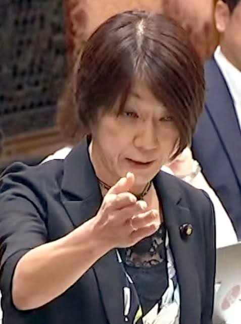 seiryukai's tweet photo. 立憲民主党会合で謝罪？冗談じゃないぞ、記者会見をして全国自衛官と家族に謝罪するべきだろう。…  自衛隊巡る古賀議員発言で、立憲民主党の水岡俊一代表は17日の“党会合”で、同党の古賀千景参院議員による「経済的に厳しい子どもたちが自衛隊に行く」発言について謝罪した。 https://t.co/UOifb6dJsf