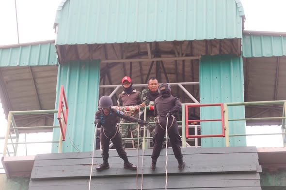 armypr_news's tweet photo. “ทหารพรานหญิง เข้ารับการทดสอบกำลังใจลงหน้าผาจำลองด้วยเชือก 120 ฟุต”
ฉก.ทพ.44 นำโดย ร.ท.หญิงพักตร์ ถิระบุตร ผบ.มว.ทพ.หญิง นำกำลังพล มว.ทพ.หญิงเข้ารับการฝึกหลักสูตรฝึกทบทวนหมู่ทหารพรานหญิง ประจำปี 2569 เข้ารับการทดสอบกำลังใจลงหน้าผาจำลองด้วยเชือก 120 ฟุต โดยมี พ.ต.นพฤทธิ์ ฉิมหนู เสธ.ศฝ.ยว. เป็นผู้ควบคุมการฝึก ณ ศูนย์ฝึกทางยุทธวิธี ค่ายมหาจักรีสิรินธร ต.ท่าประดู่ อ.นาทวี จ.สงขลา
#ศูนย์ประชาสัมพันธ์กองทัพบก