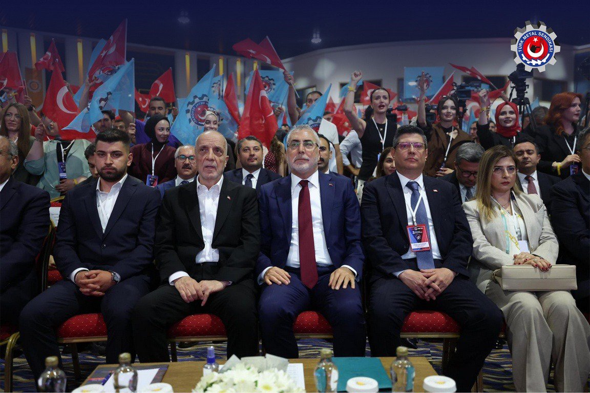AltundagUysal's tweet photo. Büyük bir coşkuyla gerçekleştirdiğimiz Genç İşçiler 3. Büyük Kurultayımız bugün sona erdi. https://t.co/RQ27U17pUK