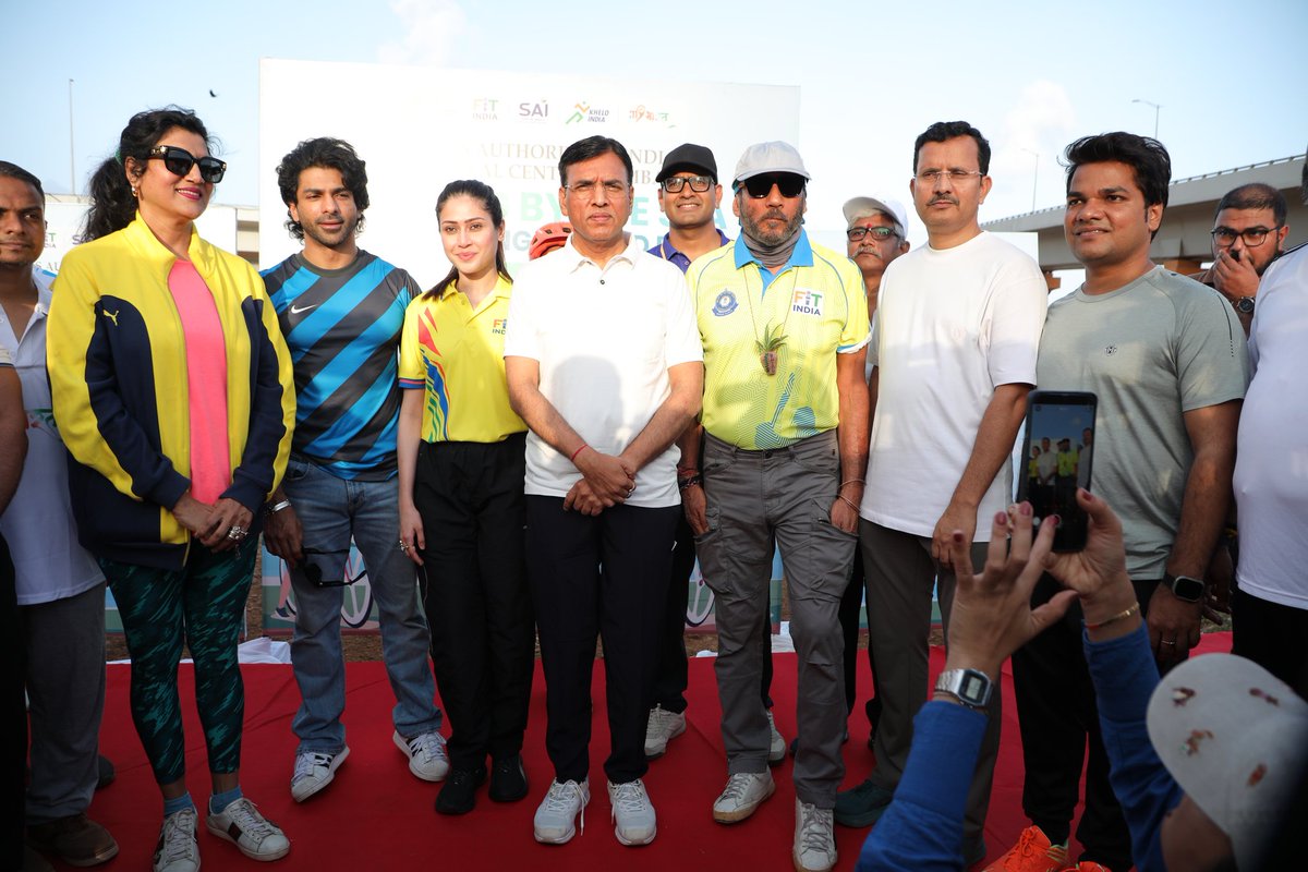 FitIndiaOff's tweet photo. Mumbai pedalled for welness🚴

Ahead of International Yoga Day, HMYAS Dr. Mansukh Mandaviya led the Fit India Cyclothon, Cycling by the Sea at the iconic Worli Seafront, joined by Jackie Shroff, Taha Shah Badussha, Aishwarya Raj Bhakuni &amp; 100s of cyclists.
#FitIndia #Mumbai https://t.co/QlFdPjuddJ