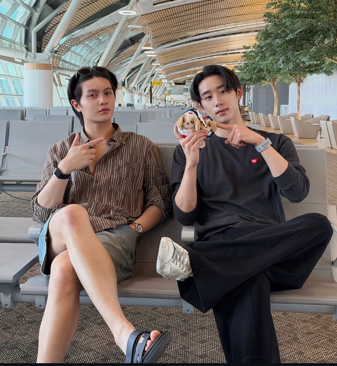 salilyyy's tweet photo. Est made sure he button up when taking the selfie 😂 https://t.co/MeifIg25OX