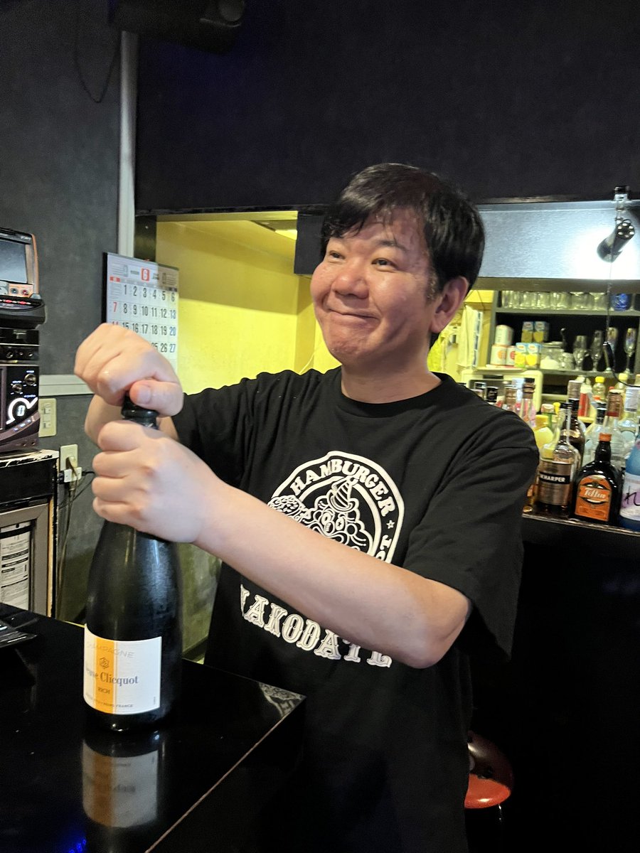 fileroad38's tweet photo. 本日17日（水）のFileRoad19時オープンでお待ちしてます♪
ブラックモンキーの磯田さんの誕生日お祝いしてきました☺️
まだ早いですがおめでとうございます㊗️ https://t.co/bKnj0ytF7R