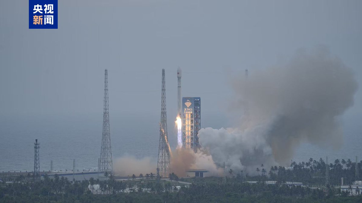 DailyBeijing's tweet photo. 我国成功发射卫星互联网低轨22组卫星
.#China launched a Long March-12 carrier rocket on Jun. 17 from a commercial spacecraft launch site in the southern island province of Hainan, sending an internet #satellite group into space. https://t.co/GYOp36RZD6