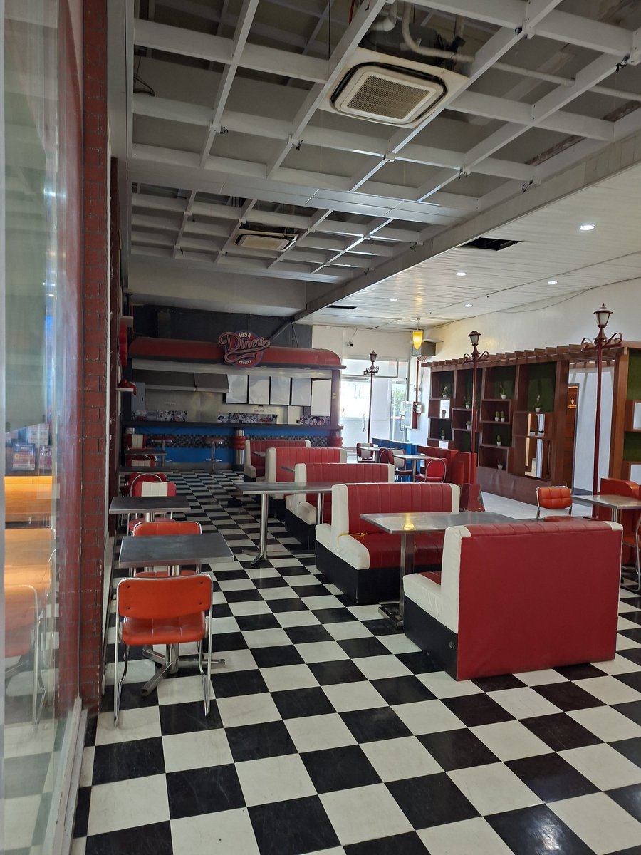 imcailles's tweet photo. went to lb to do my medical and i found this 97 year old diner that still serves coke the old fashioned way?!?? https://t.co/TTh9YiPOpC