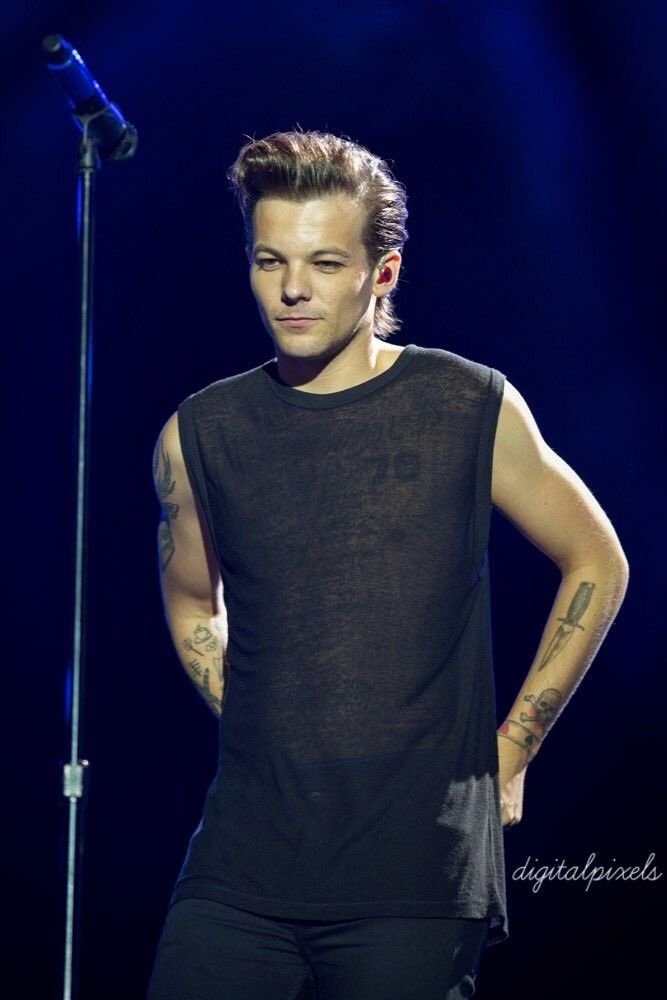 louisunflwers's tweet photo. bring back the see through shirts!!! i beg u😓 https://t.co/1Cqg5jRwVL