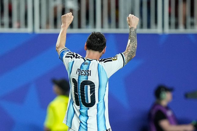 gilabola433's tweet photo. Lionel Messi Tak Terbendung! Hattrick ke Gawang Aljazair Buktikan Kelas Sang Kapten

Lionel Messi tampil sebagai bintang saat Argentina mengalahkan Aljazair 3-0 pada laga pembuka Grup J Piala Dunia 2026. Seluruh gol Albiceleste dalam pertandingan di Arrowhead Stadium dicetak oleh sang kapten.

Kemenangan tersebut menjadi awal yang ideal bagi Argentina dalam upaya mempertahankan gelar juara dunia. Tiga poin membawa mereka memimpin persaingan di Grup J.

Laga ini juga memiliki makna khusus bagi Messi. Ia mencatatkan penampilan ke-200 bersama timnas Argentina sekaligus menjadi pemain pertama yang tampil dalam enam edisi Piala Dunia.

Hattrick yang dicetaknya semakin mempertegas status sebagai salah satu pemain terbaik sepanjang masa. Jika mampu menjaga performa seperti ini, Messi bisa menjadi sosok kunci dalam perjalanan Argentina mempertahankan mahkota juara dunia.

Hattrick yang Menentukan Kemenangan

Messi membuka keunggulan Argentina pada menit ke-17 setelah memanfaatkan umpan Rodrigo De Paul. Gol tersebut membuat juara bertahan bermain lebih nyaman dalam mengendalikan jalannya pertandingan.

Pemain 38 tahun itu kemudian menambah dua gol pada babak kedua untuk memastikan kemenangan Argentina. Aljazair kesulitan menghentikan pergerakan sang kapten sepanjang laga.

Messi hampir mencetak lebih banyak gol andai beberapa peluang lainnya tidak digagalkan kiper Luca Zidane. Meski demikian, tiga gol sudah cukup untuk menjadikannya pemain terbaik di lapangan.

Statistik Tunjukkan Efisiensi Luar Biasa

Data FotMob menunjukkan Messi bermain selama 80 menit sebelum ditarik keluar. Dalam waktu tersebut, ia mencetak tiga gol dari enam tembakan yang dilepaskan.

Empat dari enam percobaan Messi mengarah ke gawang dengan tingkat akurasi tembakan mencapai 67 persen. Catatan itu memperlihatkan betapa efektifnya ia saat berada di area berbahaya lawan.

Expected goals (xG) Messi hanya berada di angka 1,03. Namun, ia mampu menghasilkan tiga gol, bukti bahwa kualitas penyelesaian akhirnya jauh melampaui ekspektasi statistik.

Samai Rekor Klose di Piala Dunia

Hattrick ke gawang Aljazair tidak hanya membawa Argentina meraih kemenangan penting. Messi juga menorehkan catatan bersejarah dalam daftar pencetak gol Piala Dunia.

Tiga gol tambahan membuat koleksi golnya di putaran final Piala Dunia mencapai 16 gol. Jumlah tersebut menyamai rekor milik Miroslav Klose sebagai pencetak gol terbanyak sepanjang sejarah turnamen.

Dengan performa seperti ini, Messi kembali menunjukkan bahwa usianya tidak mengurangi pengaruhnya di lapangan. Ia tetap menjadi sosok yang mampu menentukan hasil pertandingan pada level tertinggi sepak bola dunia.

#pialadunia #messi #lionelmessi #argentina #Aljazair #Hattrick #nontonbola