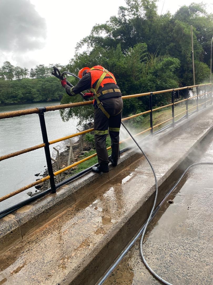 NulookPCleaners's tweet photo. Pressure cleaning is super important for keeping surfaces looking good and lasting longer. It blasts away dirt, grime, mold, and mildew that can damage materials over time. 

Call 📞 0777748424/0772766835 https://t.co/CllsgFZIVC