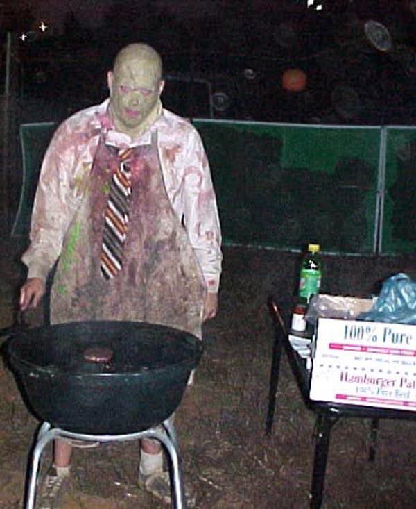 DarkCastleSC's tweet photo. “I’ll just eat there. They have a food truck.”
The food truck: 📸

#halloween #hauntedhouse #horror #foodtruck https://t.co/8fNOfAaxD3