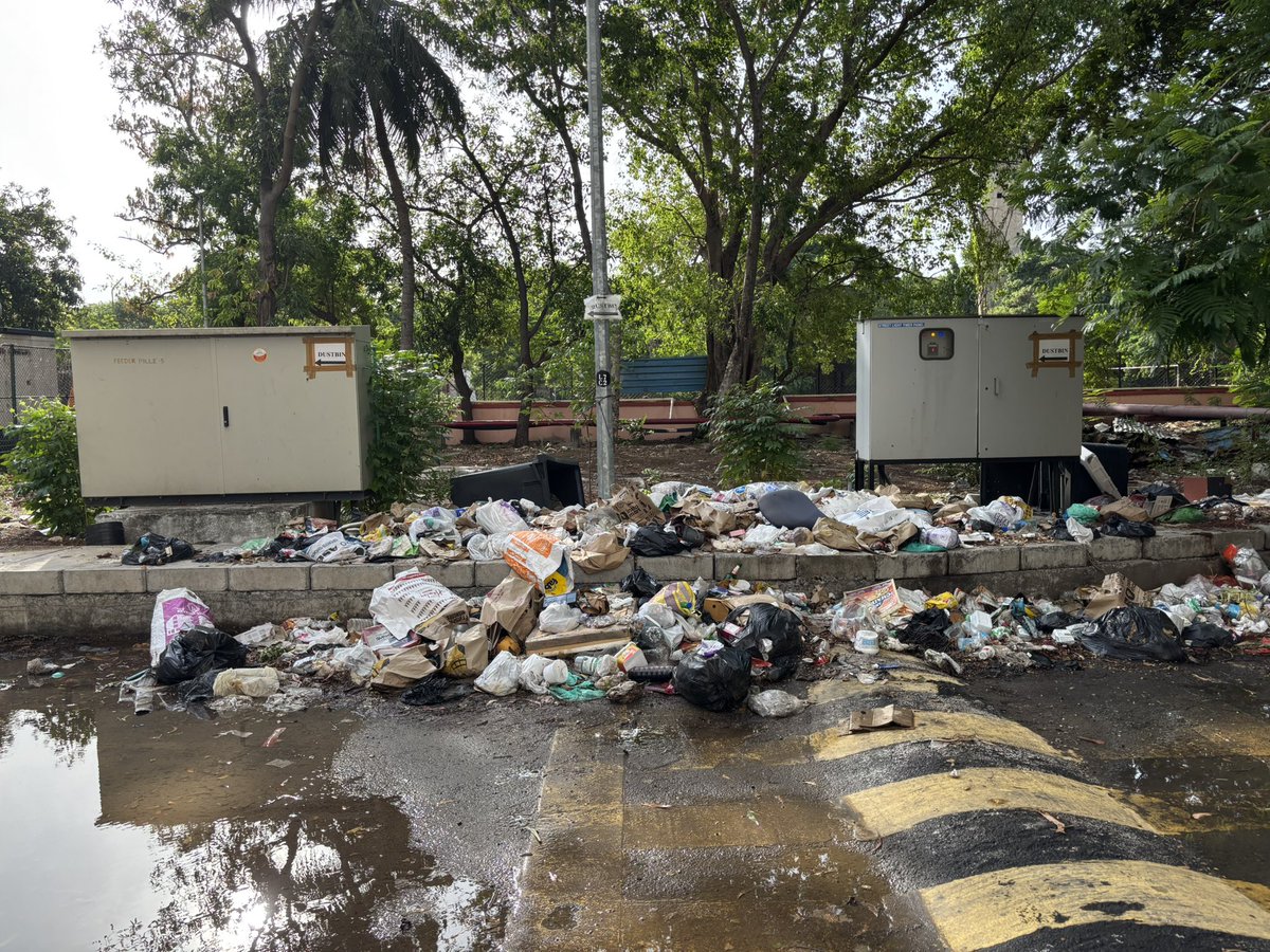 RajGuru599101's tweet photo. @AadhavArjuna Sir, garbage is accumulating daily in the Revenue Quarters, causing inconvenience to residents. Kindly request @chennaicorp to ensure regular waste collection and cleanliness so that this issue is addressed permanently. Thank you. @CMOTamilnadu 🙏 https://t.co/0DrOWXLNeV
