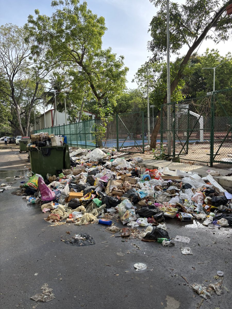RajGuru599101's tweet photo. @AadhavArjuna Sir, garbage is accumulating daily in the Revenue Quarters, causing inconvenience to residents. Kindly request @chennaicorp to ensure regular waste collection and cleanliness so that this issue is addressed permanently. Thank you. @CMOTamilnadu 🙏 https://t.co/0DrOWXLNeV