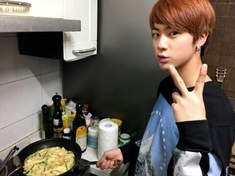 qyoobi's tweet photo. haciéndome unos fideos con manteca a las once de la noche porque hoy me saqué un 10 en un parcial y me lo merezco https://t.co/RJBRkBRL6L