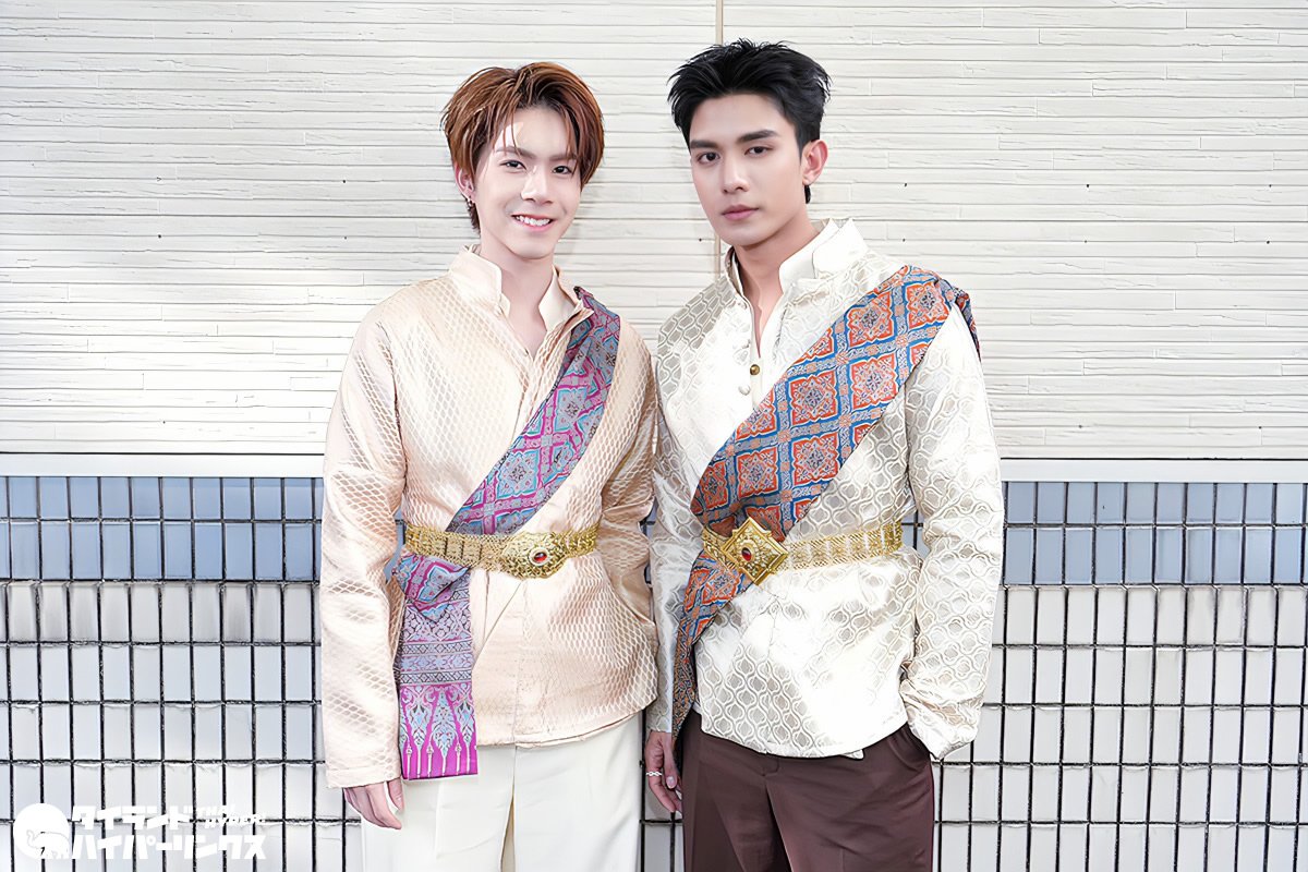 NETJJofficialTH's tweet photo. 🗣️คุณต้องการทำงานเป็นนักแสดงต่อไปเรื่อยๆหรือไม่?

Net🖤: ใช่แล้ว ผมยังอยากเล่นบทบาทที่หลากหลายอยู่ ผมหวังว่าสักวันหนึ่งผมจะได้เป็นนักแสดงที่ได้รับรางวัลจากการแสดงของผม

 🗣️ดูเหมือนว่าจะเป็นจริงได้เลย! แล้วคุณล่ะ เจเจ คิดยังไงบ้าง?

JJ🥕: สำหรับผม การแสดงเป็นหนึ่งในสิ่งที่ผมอยากทำ ผมหวังว่ามันจะยังคงเป็นส่วนหนึ่งของชีวิตผมในอนาคต แต่ผมก็อยากท้าทายตัวเองในหลายๆ ด้าน ไม่ใช่แค่การแสดง แฟนๆ ของผมทุกคนรู้ดีอยู่แล้วว่าจริงๆ แล้วผมเขียนนิยายด้วยครับ

#Netjj #NETJJ 
#netsiraphop #jj_rcp