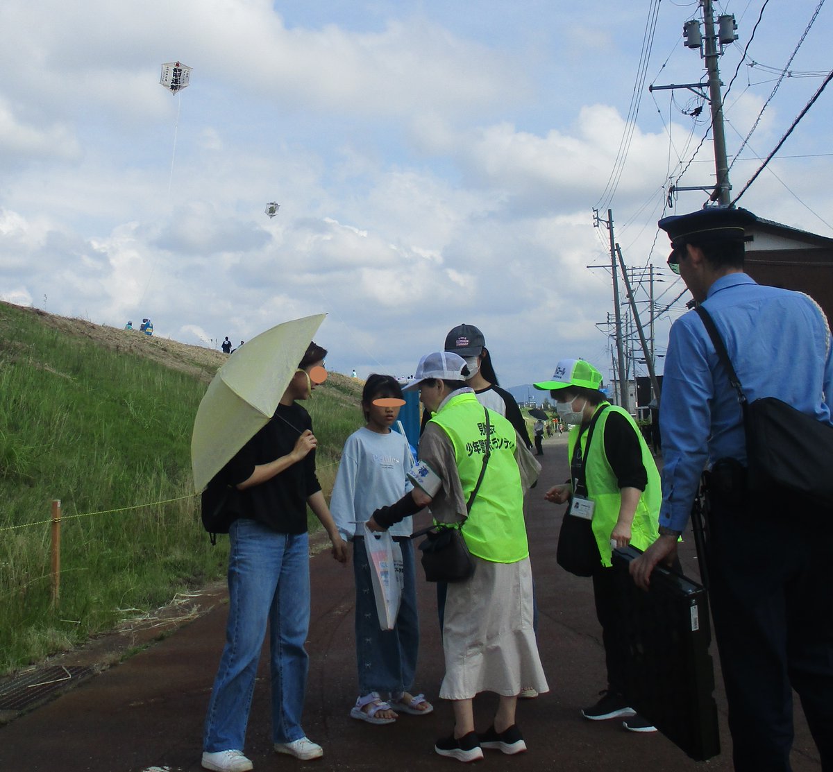 ni_police_koho's tweet photo. ☁大空に舞い上がれ！大凧合戦🌞

#今町中之島大凧合戦 の会場で少年警察ボランティアとともに防犯交通安全広報を行いました。

空には「六」角凧　鍵には「ロック」
自転車ヘルメットで頭をブ「ロック」

六角凧クッキーを配り、ひかるくんの凧も空を舞いました。
#鍵かけ #ヘルメット #大凧合戦 https://t.co/fVfLpDzu9h