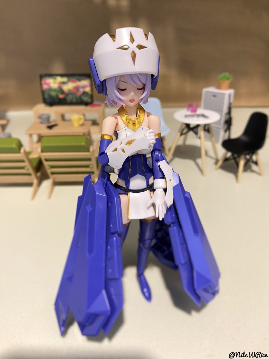 NiteWRice's tweet photo. 母が部屋に入ってきて、「わあ、かわいい女の子だね。服も素敵」と言うんです。

プラスチックモデルに対して母が褒めてくれたの、初めてかも。いつもは「別の趣味にしろ」って言ってくるのに…。さすがバリスティックドラゴカイザー 👍✨

#メガミデバイス #megamidevice #コトブキヤ #kotobukiya https://t.co/JWkBnfCY9d