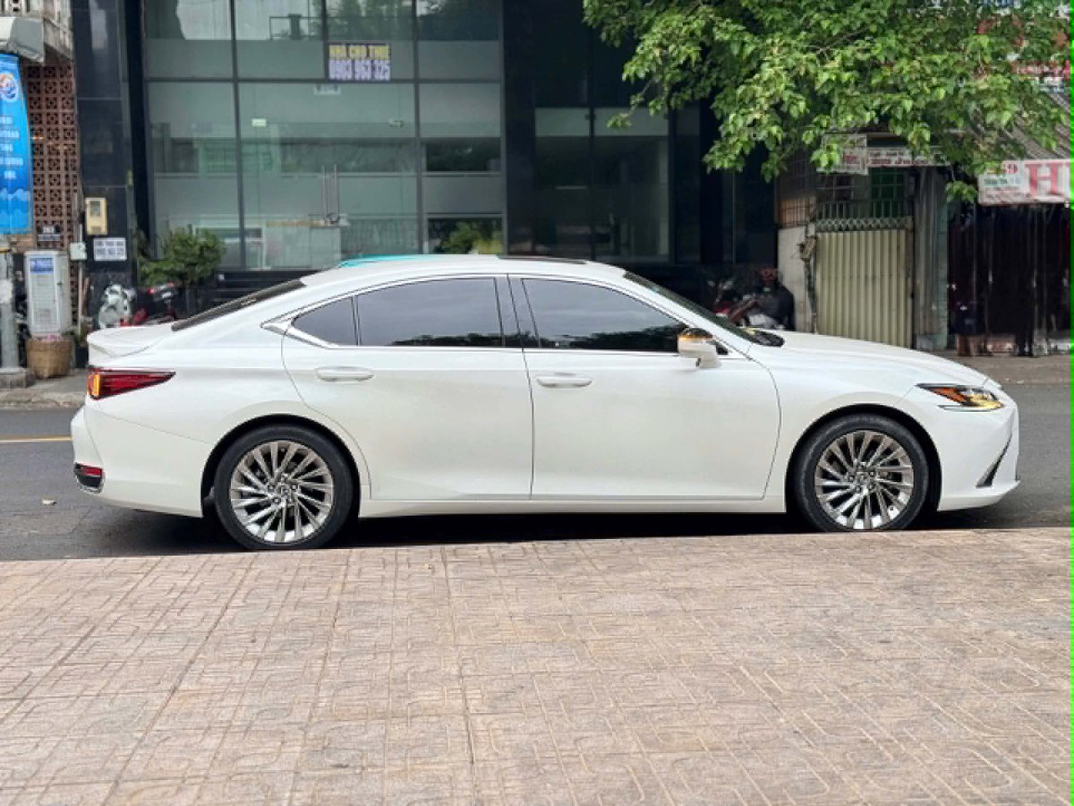 OneXWine's tweet photo. Lexus Es300h Sản xuất 2023, Odo 49.000km, Màu Trắng/Nâu

Giá bán chỉ 2 tỷ 599 triệu.
-----

Em cầnmua ô tô 4-7 chỗ tại Sài Gòn và Miền nam.

Anh Chị bán xe Ôtô gia đình gửi giúp em hình xe, sổ đăng kiểm qua Zép 090.888.11.77 (Sài Gòn) em mua nhanhgọn giácao. https://t.co/ZyoylXGiMX