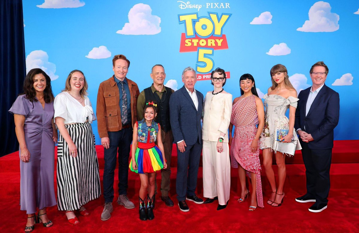 TheSwiftSociety's tweet photo. ‼️| Taylor Swift with the cast of Toy Story 5 https://t.co/eA5IQizSv5
